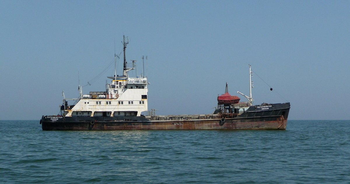 Navio cargueiro navegando no Mar Negro