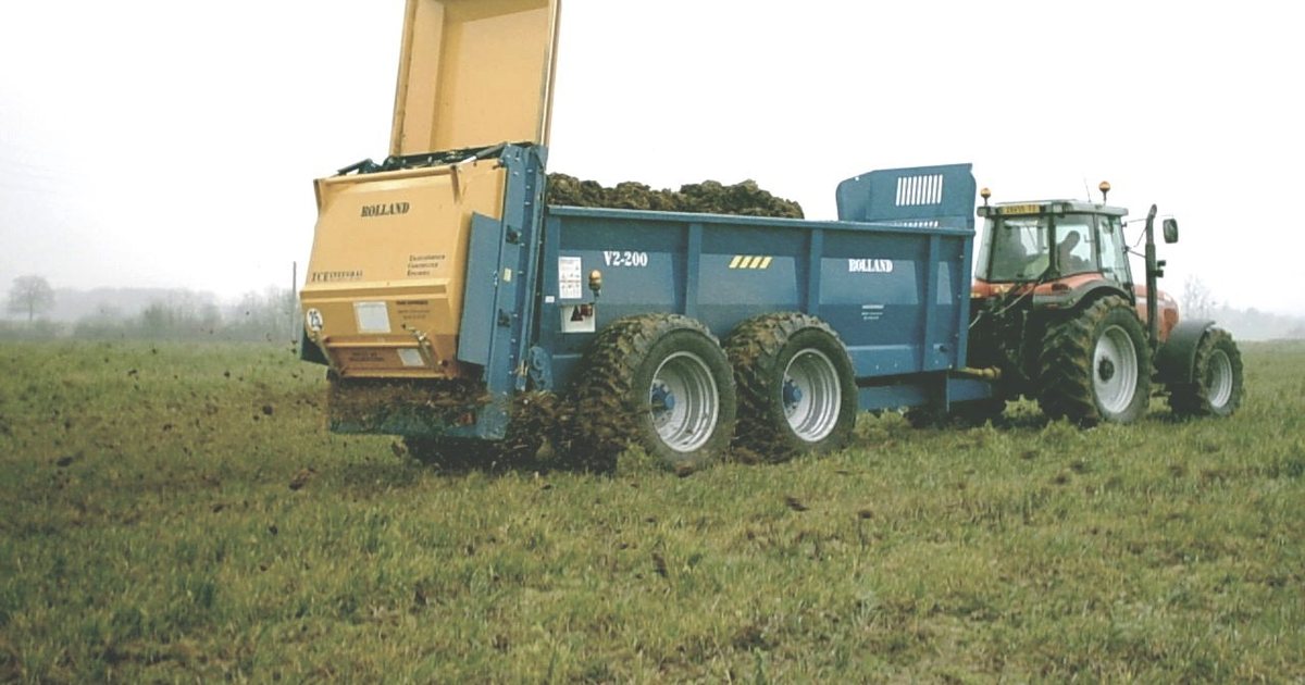 Trator aplicando fertilizante em lavoura extensa