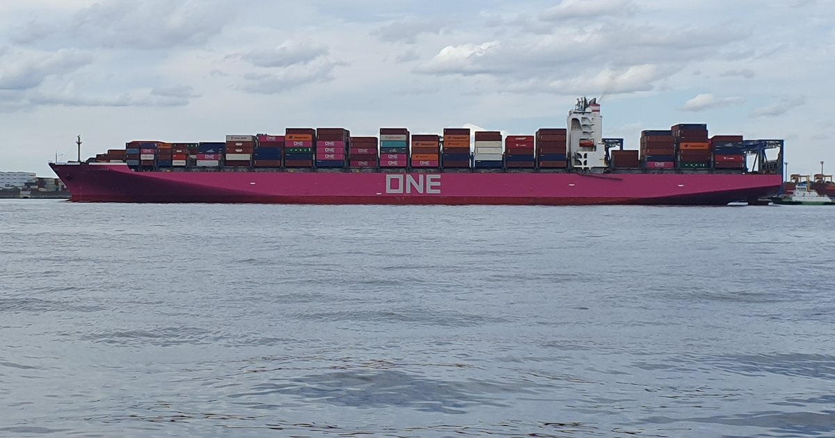 Navio graneleiro carregado atravessando canal estreito