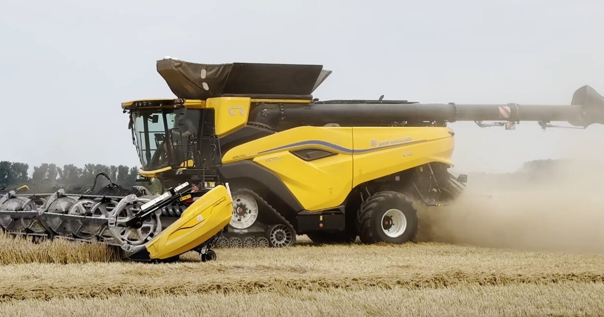 New Holland CR11, a maior colheitadeira do mundo em 2026, colhendo trigo com plataforma draper