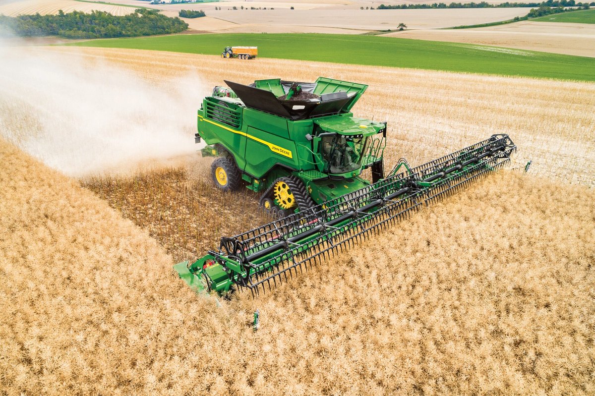 Colheitadeira John Deere X9 vista de cima colhendo canola com plataforma draper