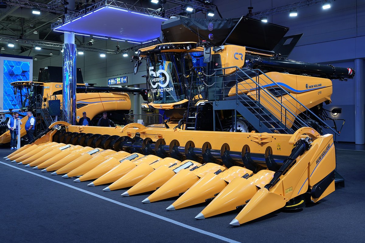 Colheitadeira New Holland CR11 com plataforma de milho de 16 linhas na Agritechnica 2025