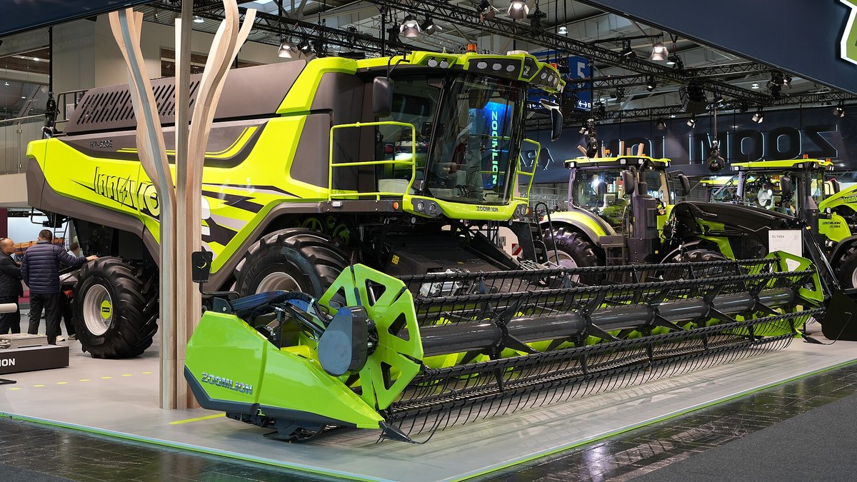 Colheitadeira híbrida chinesa Zoomlion H7-600E exposta na Agritechnica 2025