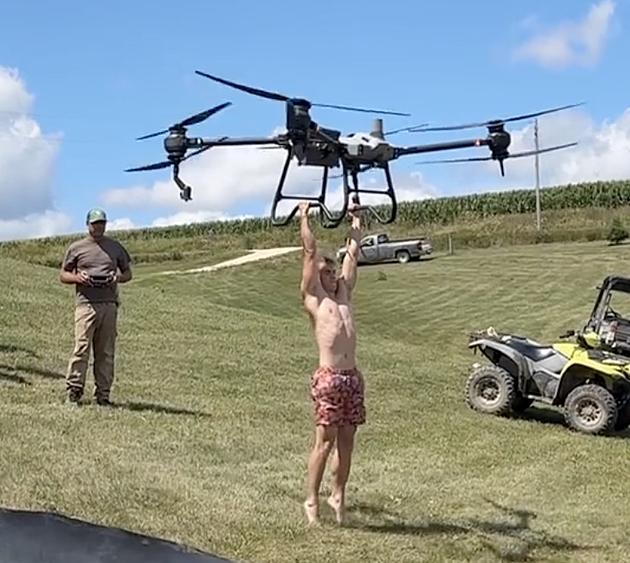 homem voa em drone
