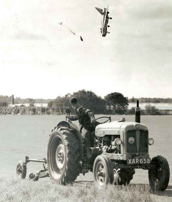 avião caindo trator