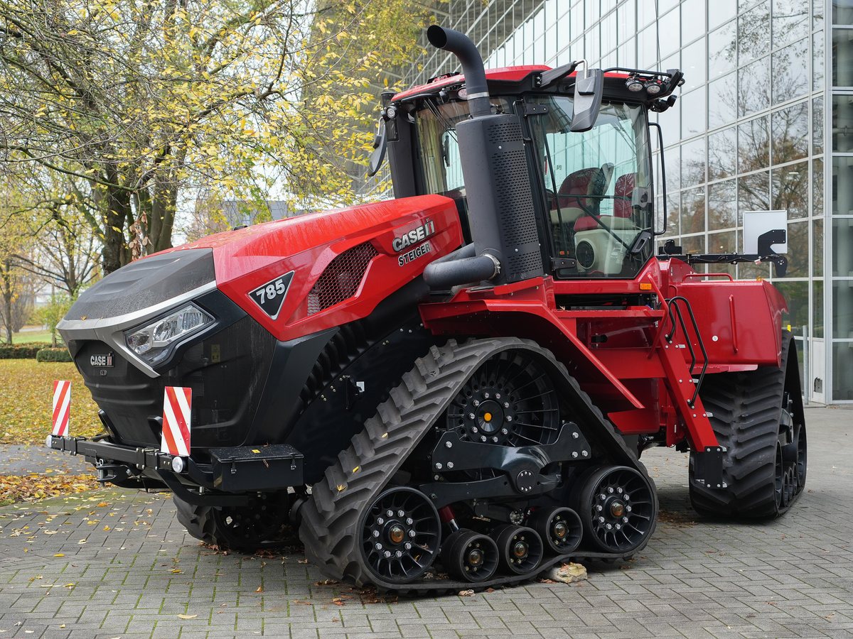 Trator Case IH Steiger 785 Quadtrac vermelho sobre quatro esteiras