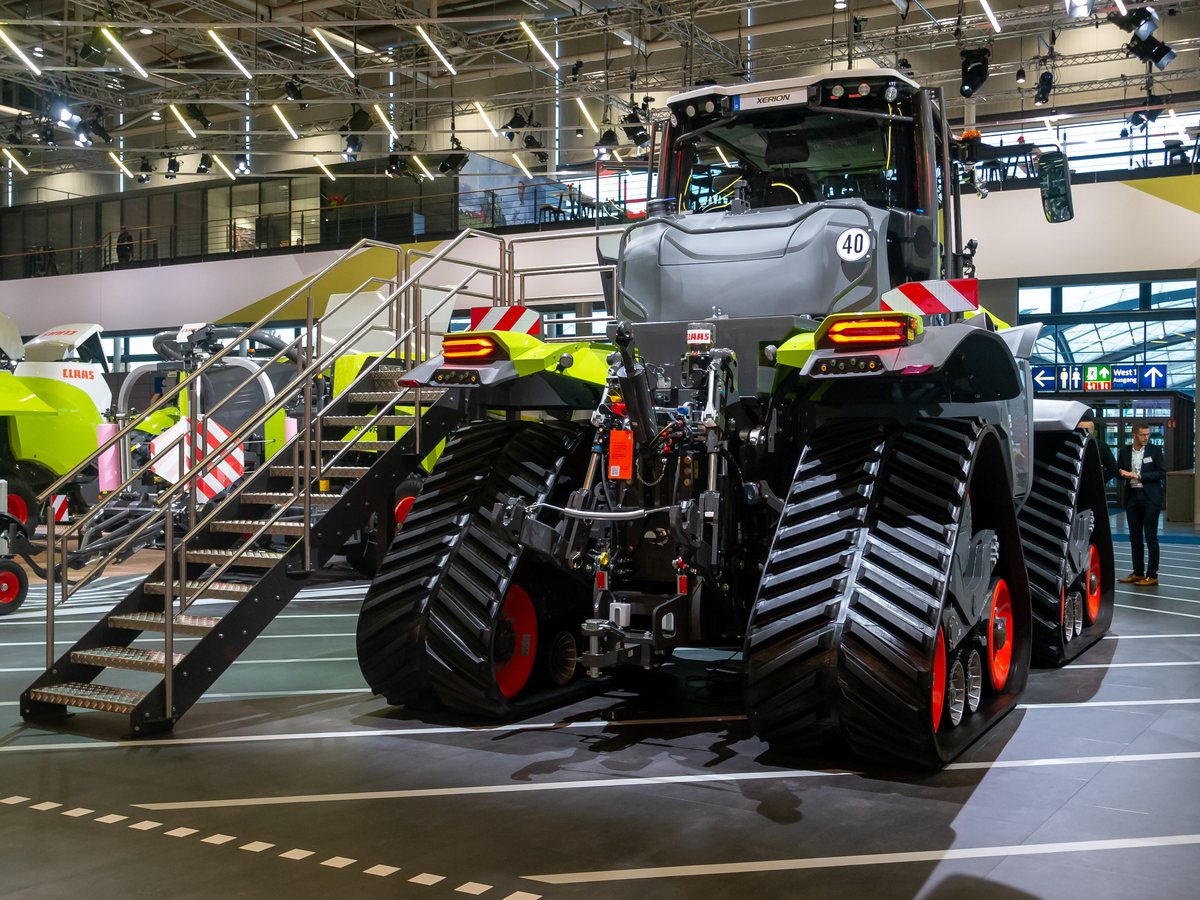 Trator Claas Xerion 12.650 Terra Trac visto de trás na Agritechnica 2023