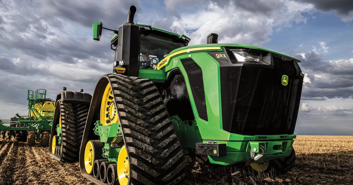 John Deere 9RX 830, o maior trator do mundo em 2026, sobre esteiras puxando semeadora em campo de restolho