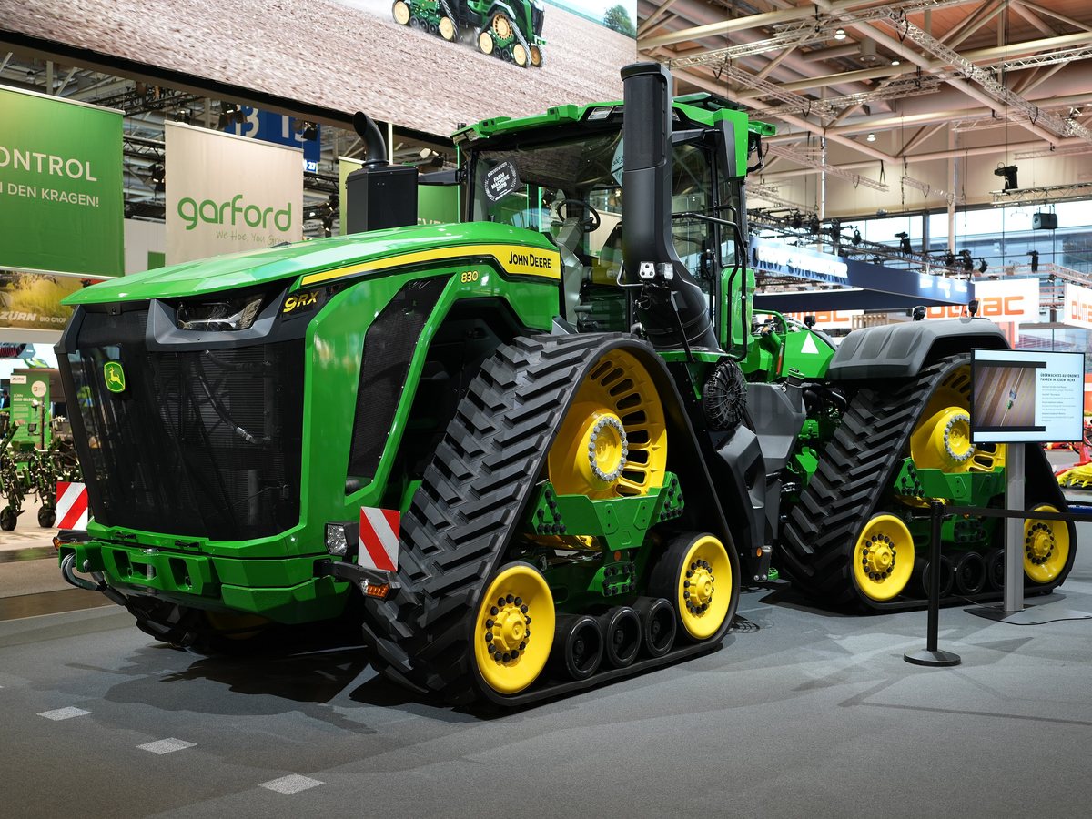 Trator John Deere 9RX 830 sobre quatro esteiras exposto na Agritechnica 2025 em Hannover