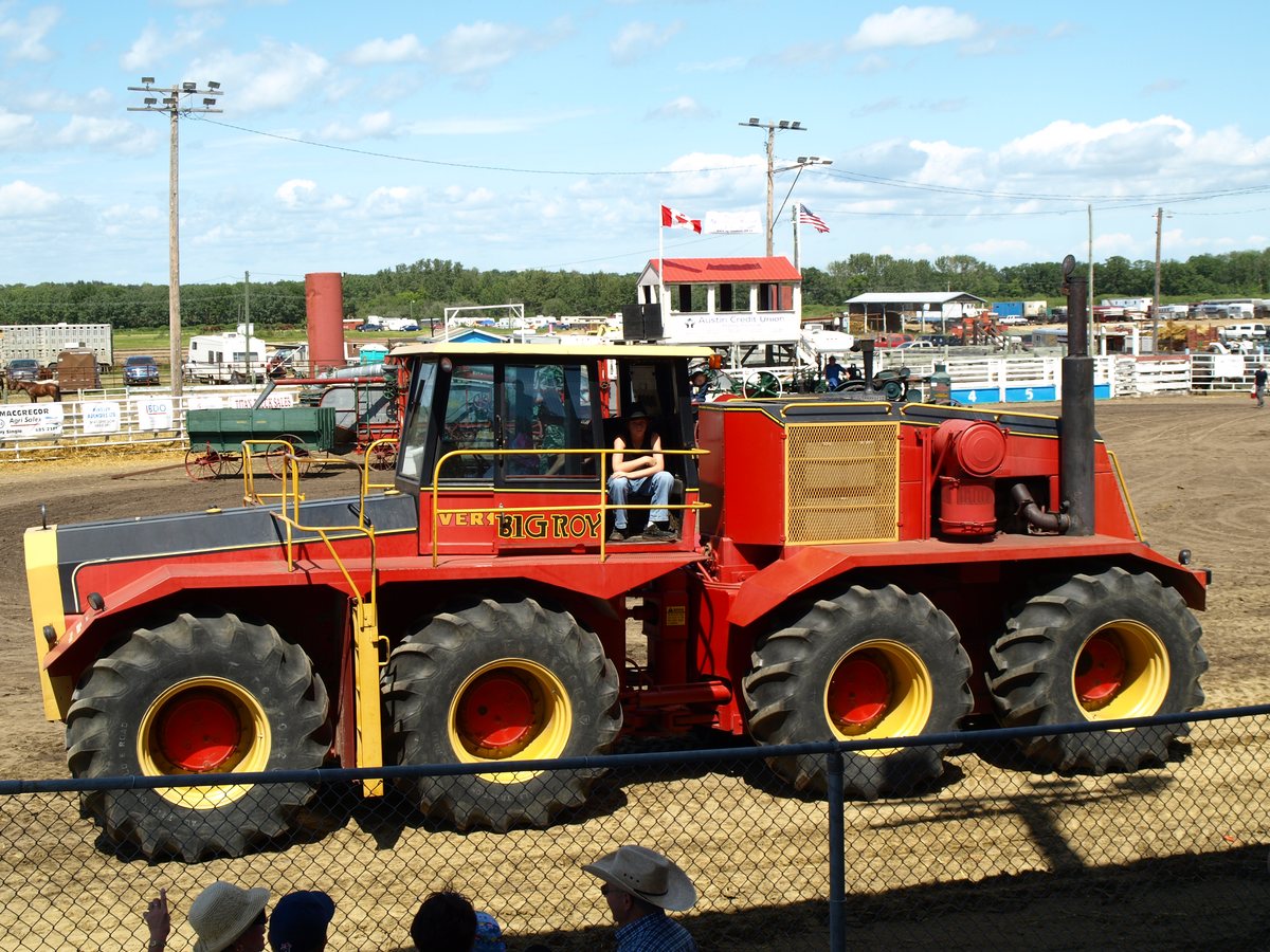 Trator Versatile 1080 Big Roy vermelho de oito rodas em exposição no Manitoba Agricultural Museum
