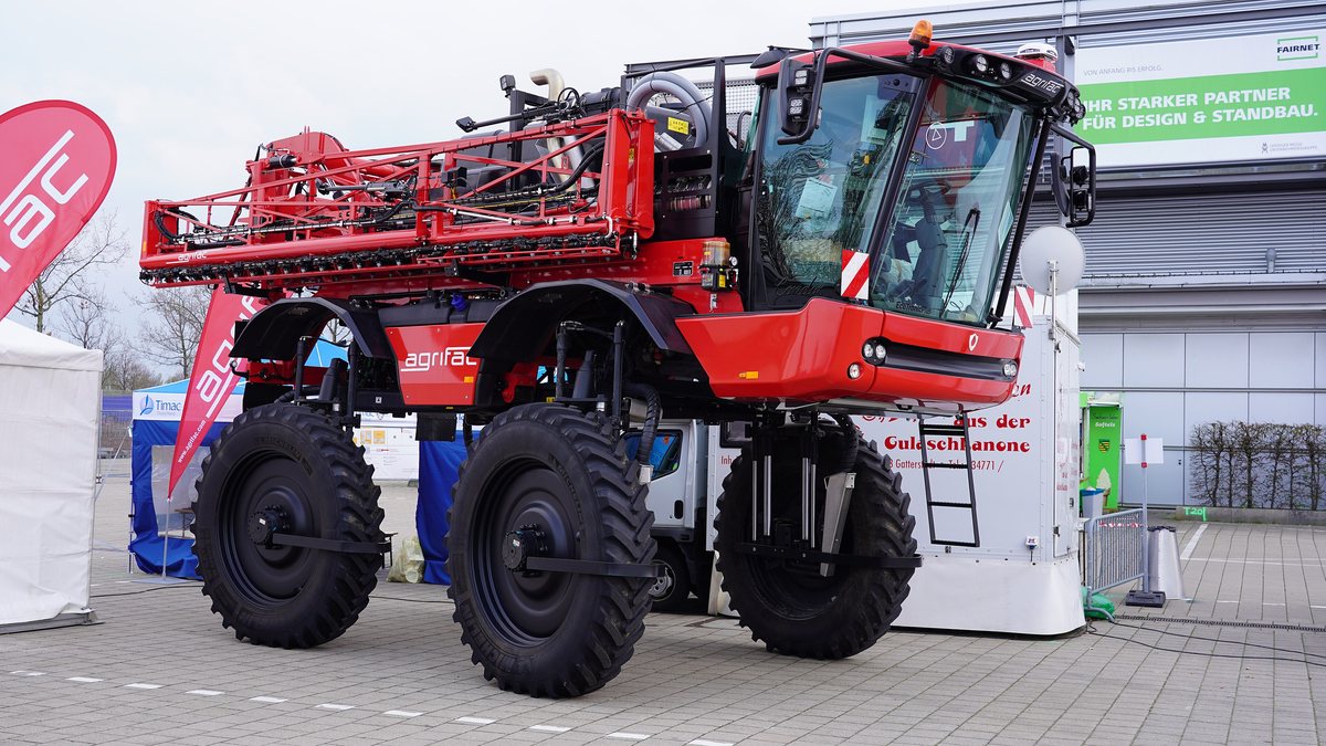 Pulverizador autopropelido Agrifac Condor vermelho exposto na feira agra 2022 em Leipzig