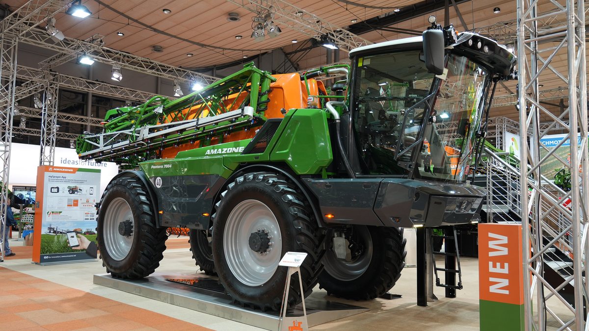Pulverizador autopropelido Amazone Pantera 7004 verde e laranja na Agritechnica 2023