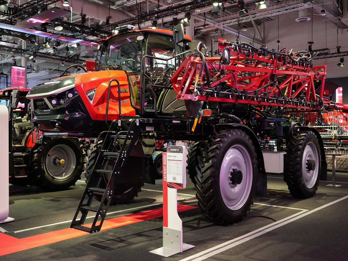Pulverizador autopropelido Case IH Patriot 4050 vermelho exposto na Agritechnica 2025