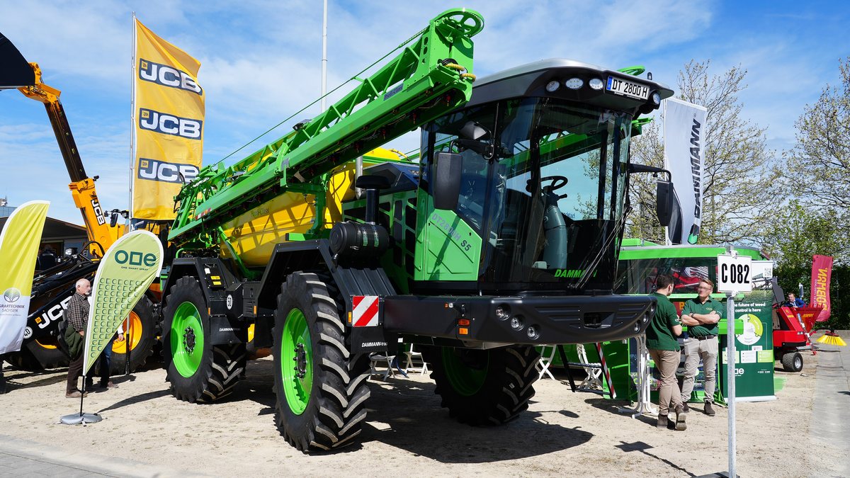 Pulverizador autopropelido Dammann-trac DT 2800H S5 verde exposto na feira agra 2024
