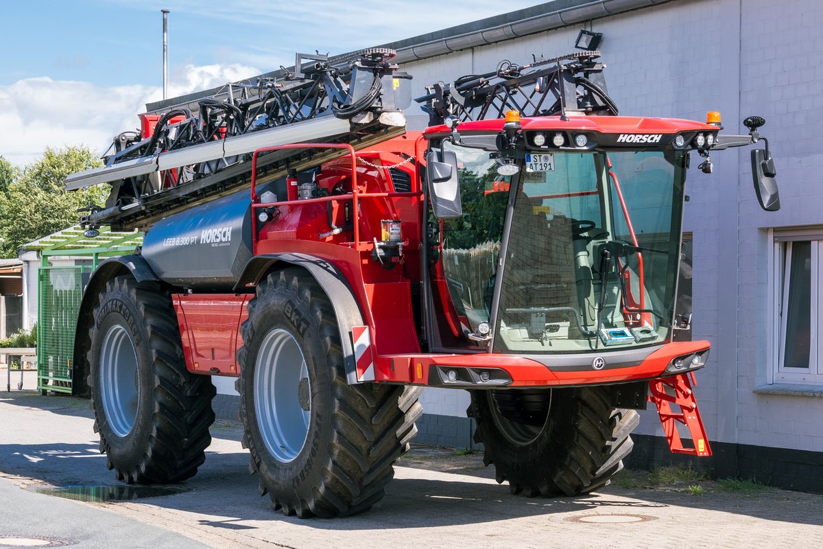 Pulverizador autopropelido Horsch Leeb 8.300 PT vermelho com tanque de 8 mil litros