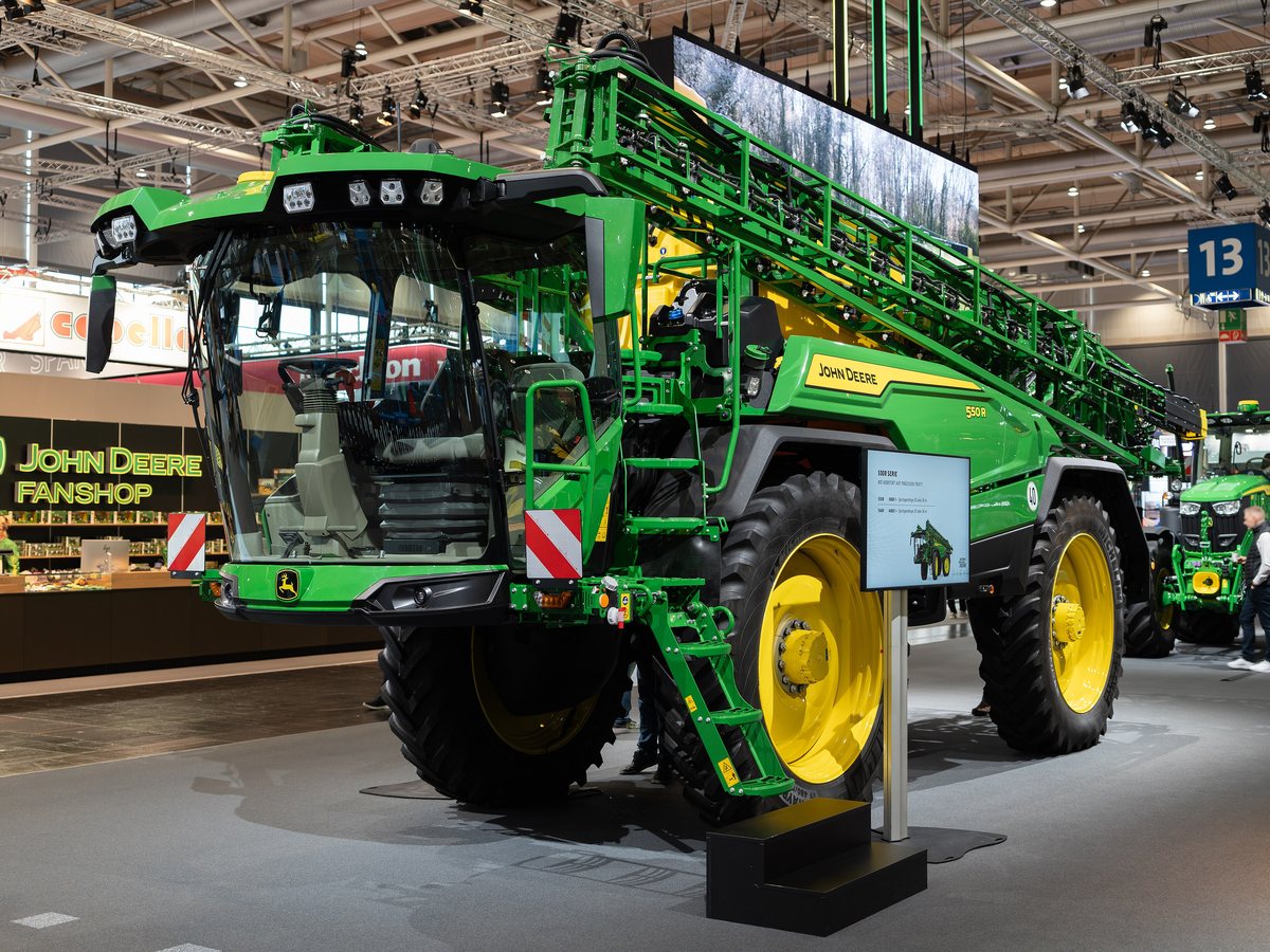 Pulverizador autopropelido John Deere 550R verde na Agritechnica 2025 em Hannover
