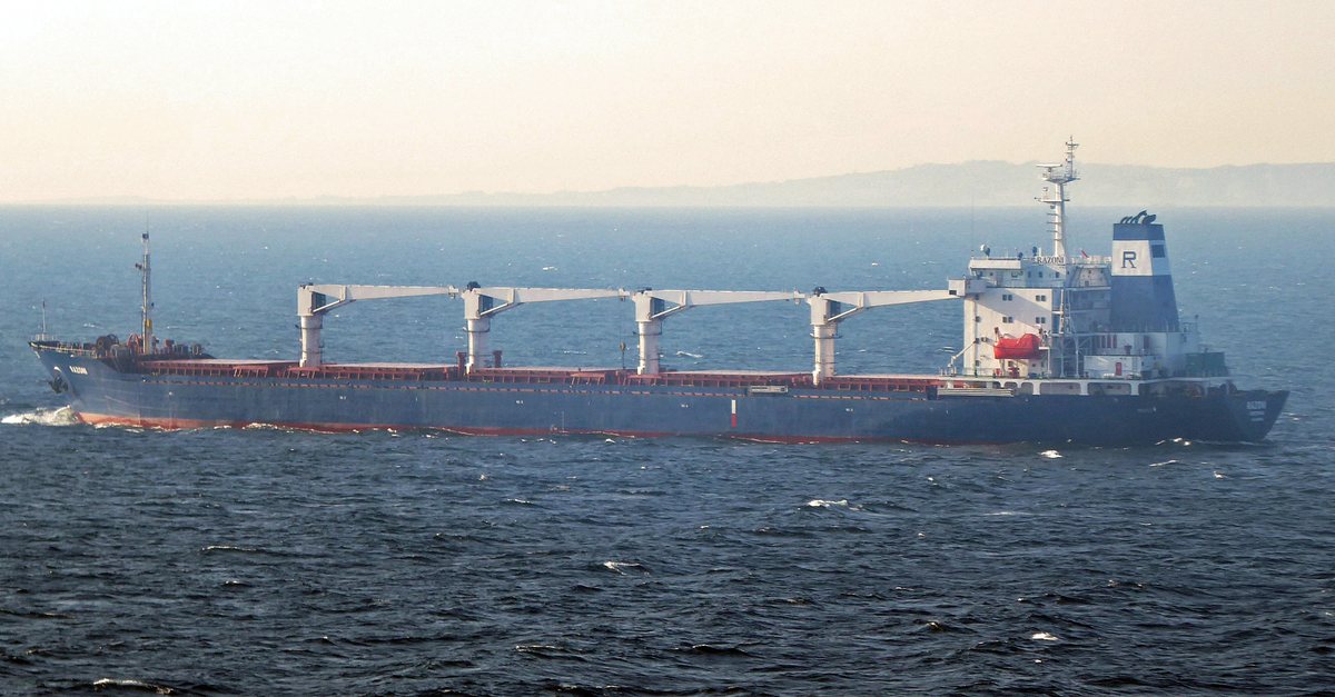 Graneleiro Razoni navegando em mar aberto, o primeiro navio a sair de Odesa pela Iniciativa de Grãos do Mar Negro em 2022