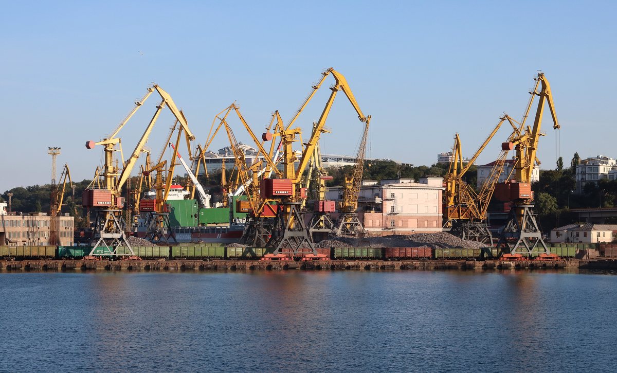 Guindastes e vagões de carga no porto de Odesa, na Ucrânia, vistos do mar