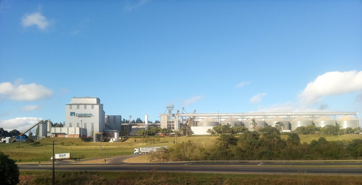Fábrica de rações e silos da Castrolanda em Piraí do Sul, Paraná, vistos da rodovia