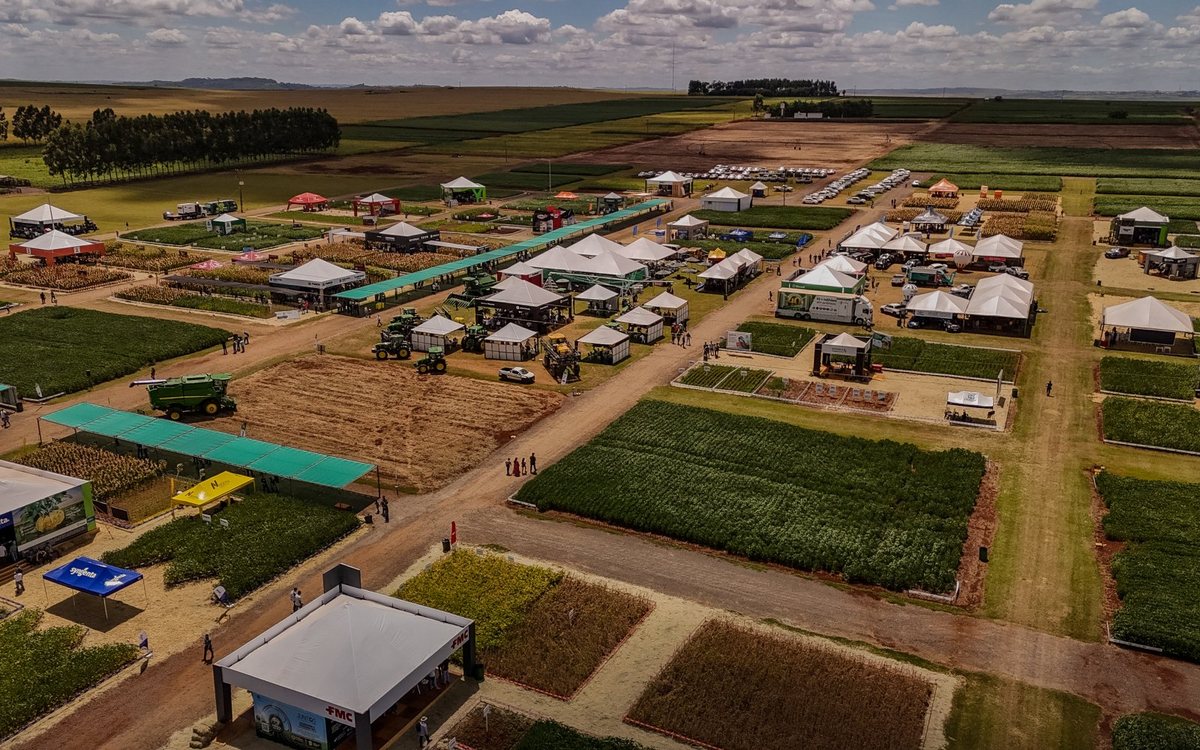 Vista aérea da Safratec 2025, feira técnica da Cocamar, com tendas, máquinas e parcelas demonstrativas