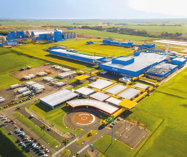 Vista aérea do complexo agroindustrial da C.Vale em Palotina, Paraná, com abatedouro de aves, esmagadora de soja e silos