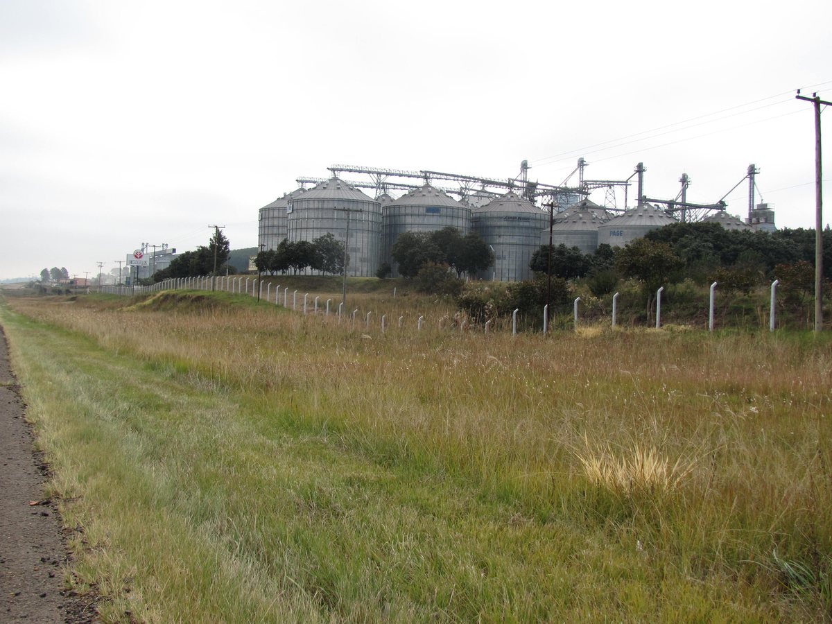 Silos de armazenagem de grãos à beira da rodovia em Rio Pardo, Rio Grande do Sul