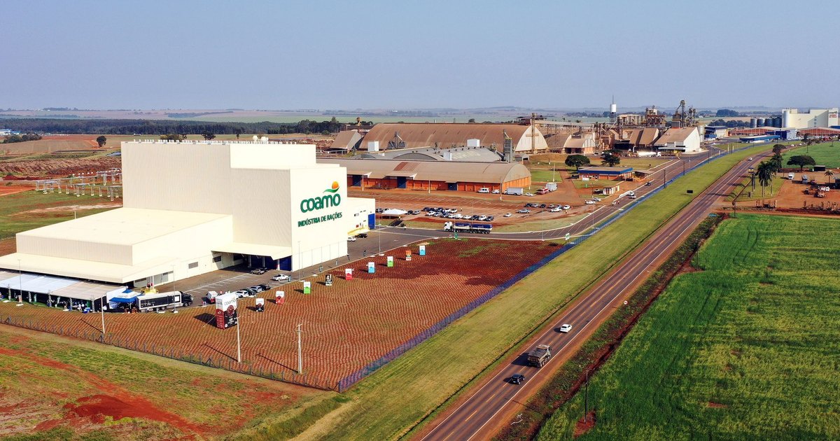 Vista aérea da indústria de rações e dos silos da Coamo em Campo Mourão, Paraná, a maior das cooperativas agrícolas do Brasil