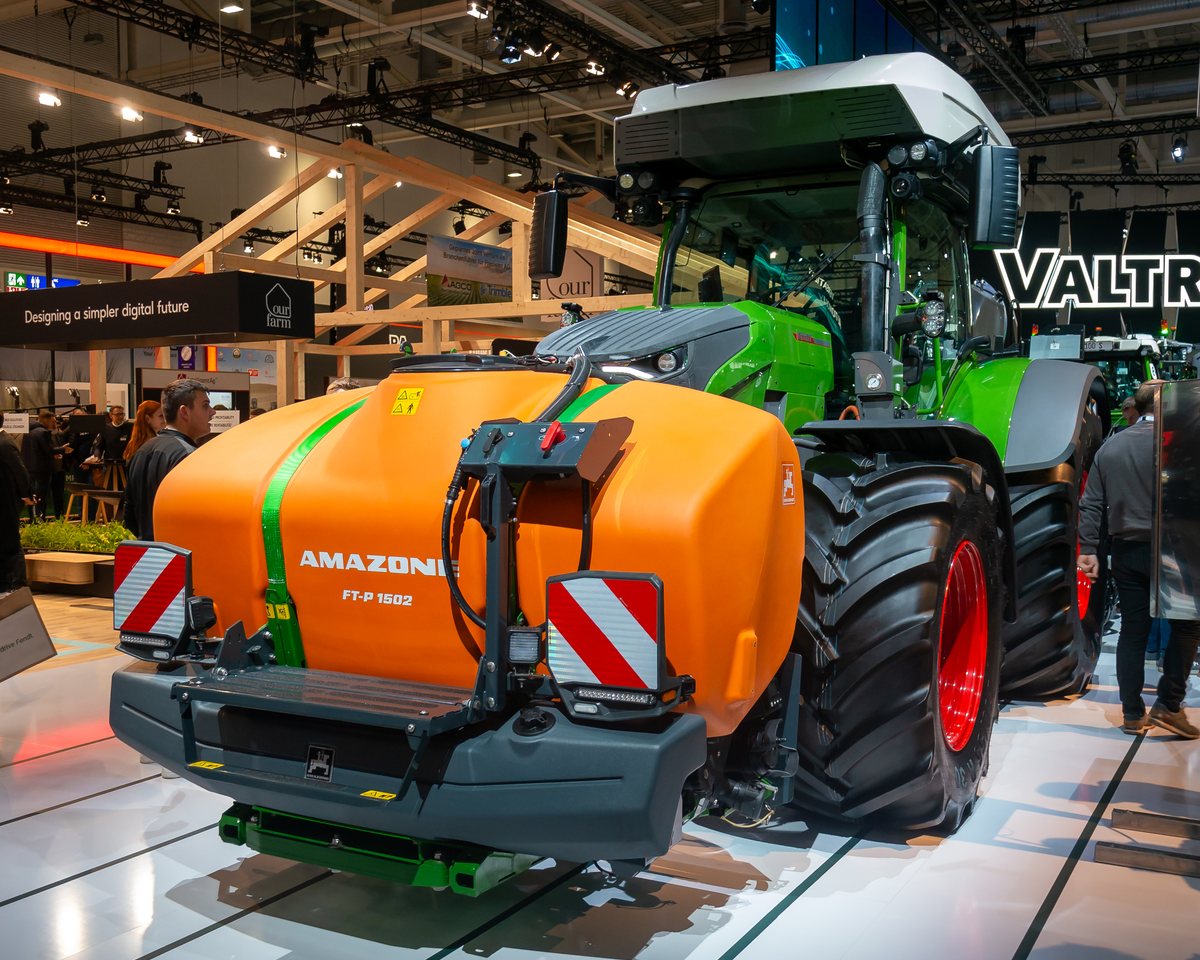 Trator a hidrogênio Fendt Helios com tanques no teto e reservatório frontal