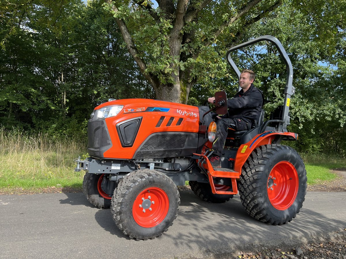 Trator elétrico compacto Kubota LXe-261