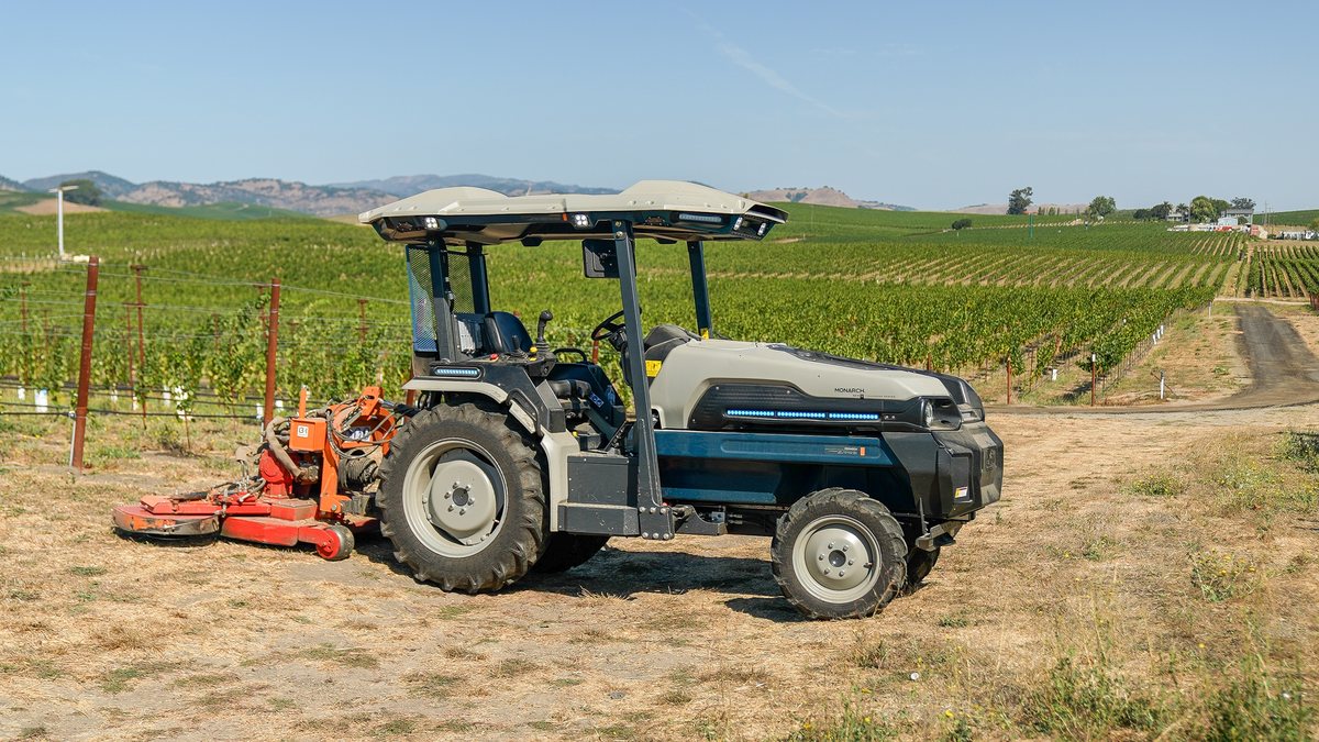 Trator elétrico Monarch MK-V trabalhando em vinhedo com roçadeira