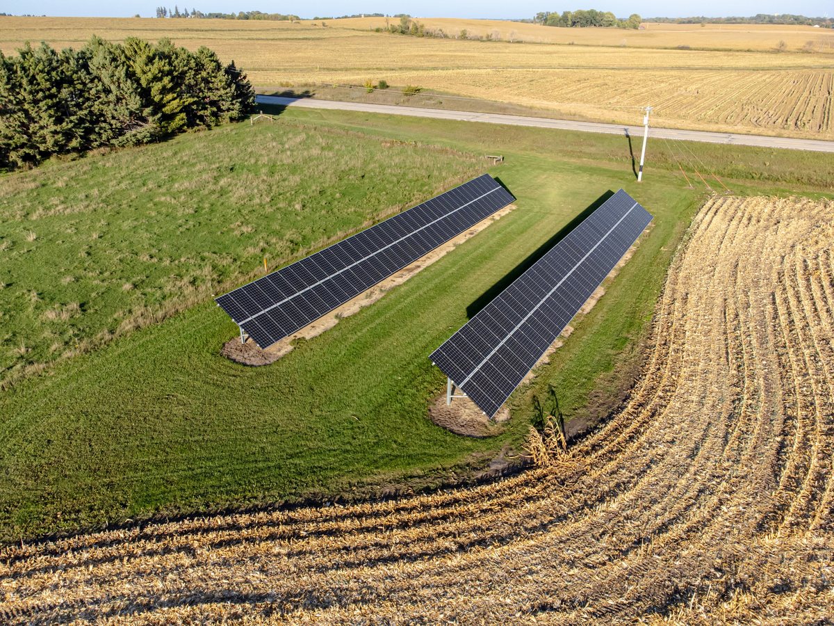 Painéis solares instalados na borda de uma lavoura