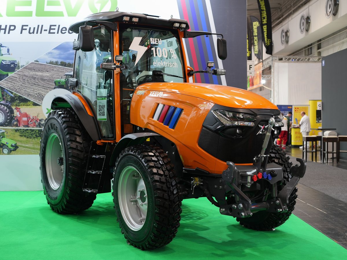 Trator elétrico chinês Xeevo E904i na Agritechnica 2025