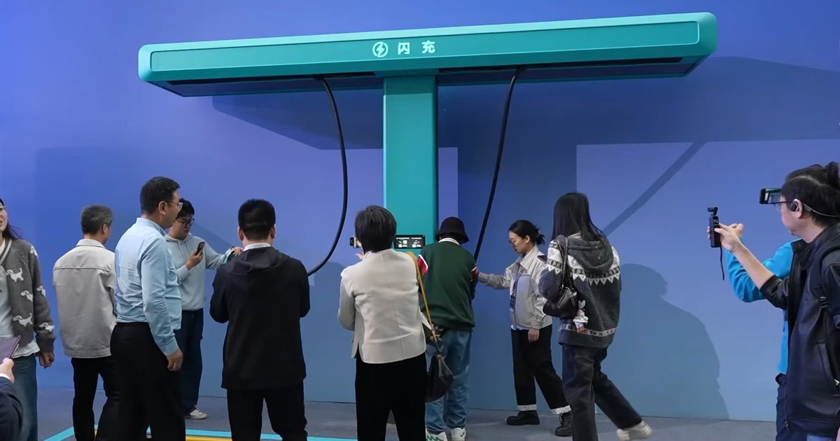 Carregador Flash Charging da BYD em formato de T, com dois cabos suspensos, apresentado na China
