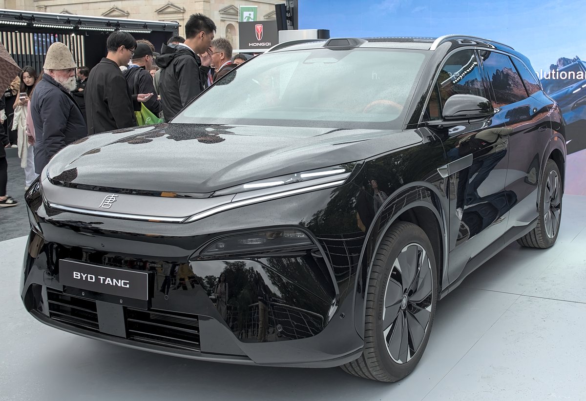 BYD Tang L EV, SUV compatível com o carregador Flash Charging, exposto na IAA 2025 em Munique