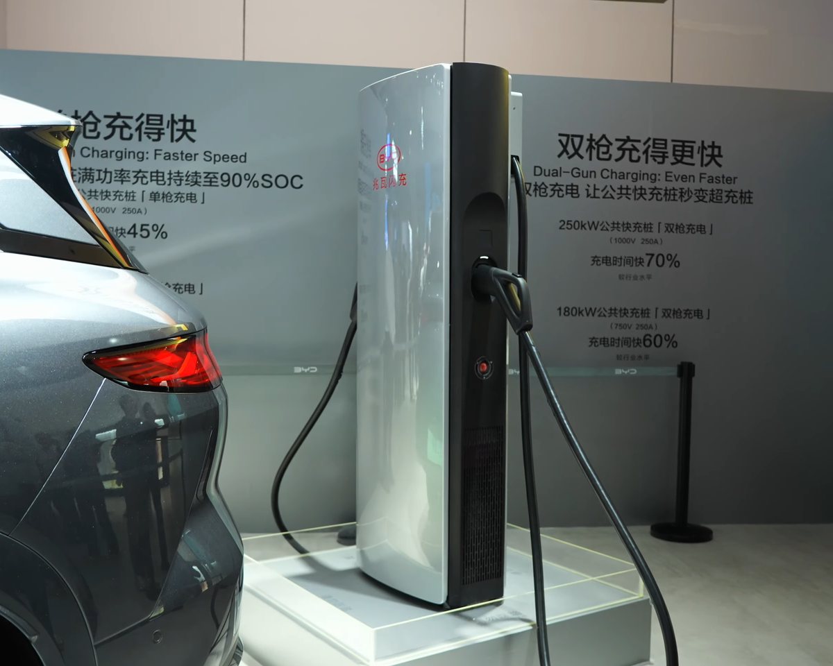 Terminal Flash Charging da BYD de primeira geração com duas pistolas, apresentado em 2025