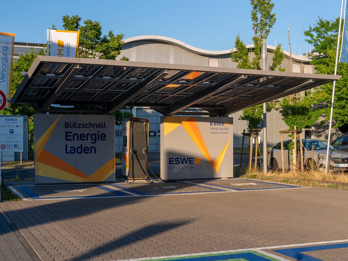 Carregador rápido Alpitronic com telhado de painéis solares e bateria estacionária na Alemanha