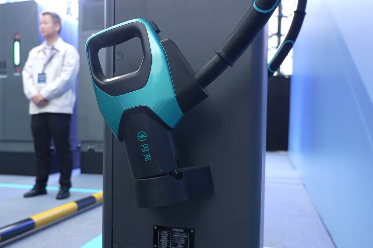 Pistola do carregador Flash Charging da BYD, com cabo refrigerado a líquido e suporte suspenso