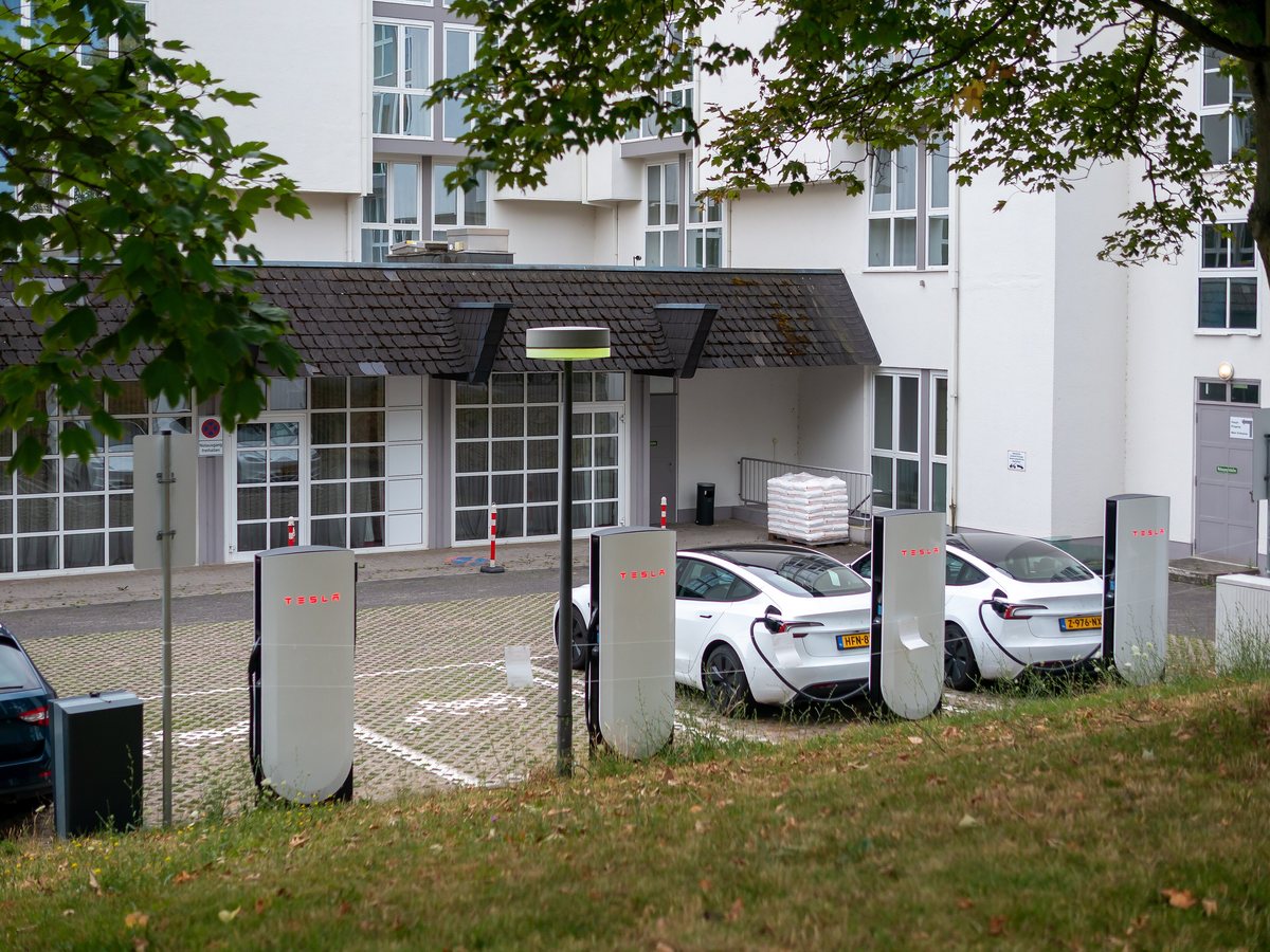 Tesla Supercharger V4, carregador de até 500 kW para carros e 1,2 MW para o caminhão Semi