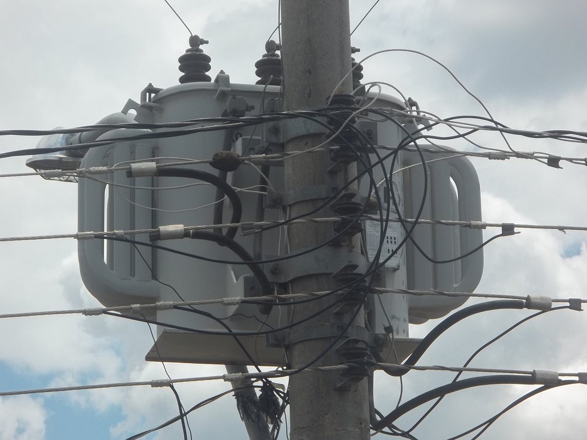 Transformador de distribuição em poste, típico da rede elétrica brasileira