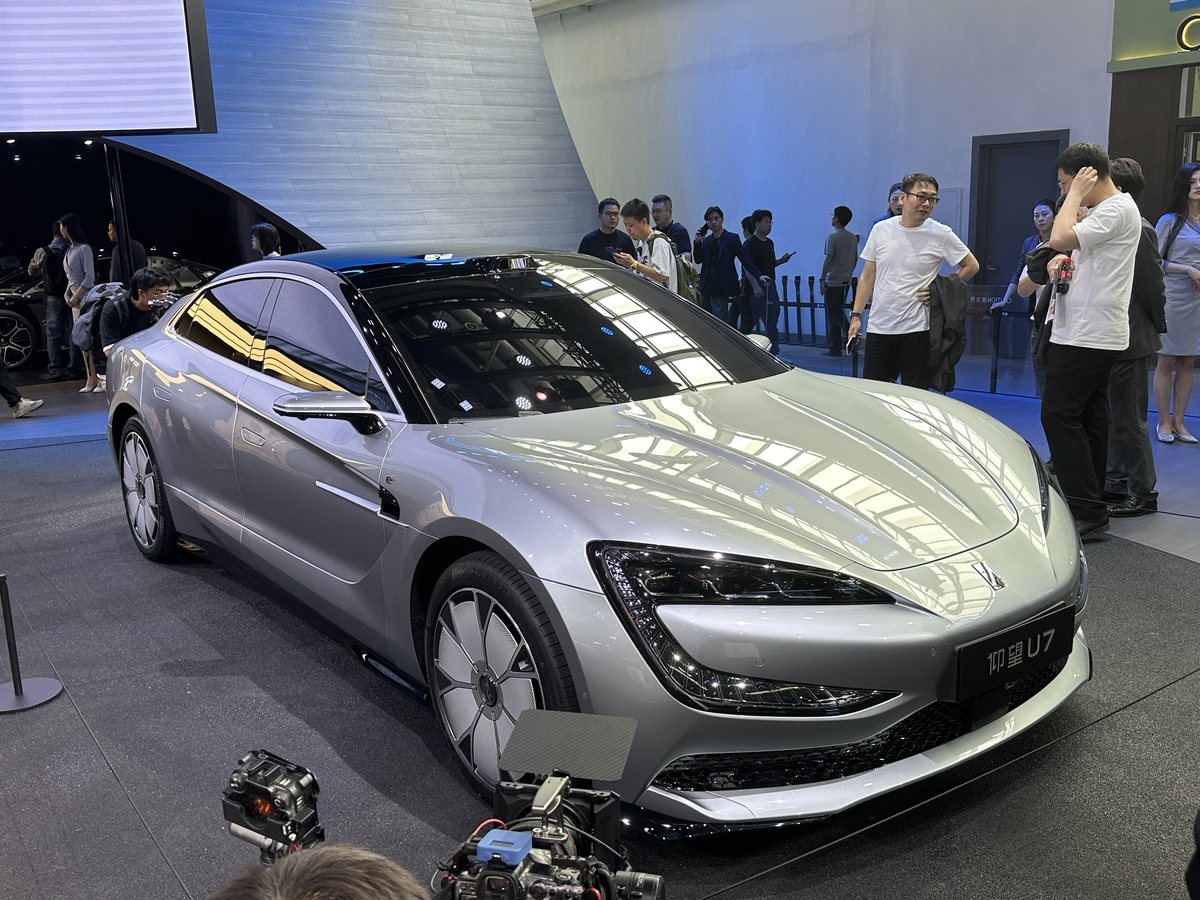 Yangwang U7, sedã de luxo da BYD com bateria de 150 kWh e Flash Charging de 1.500 kW