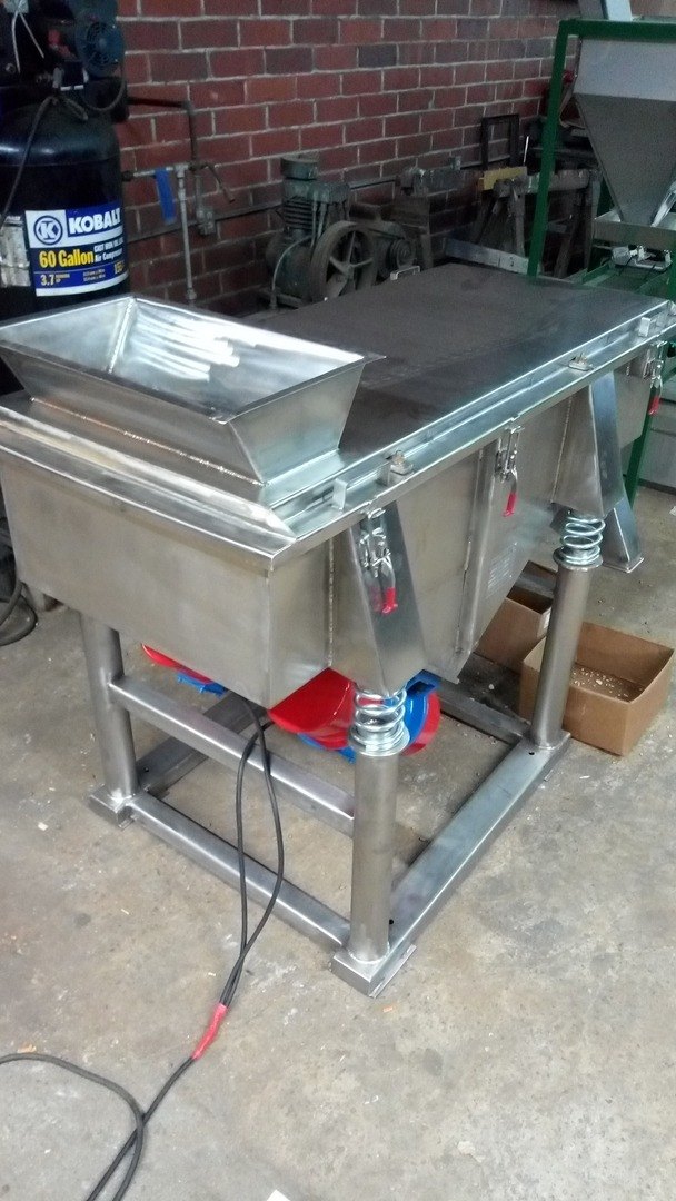 Equipamento de aço inox da Thomson Industries para beneficiamento de noz pecan, em oficina